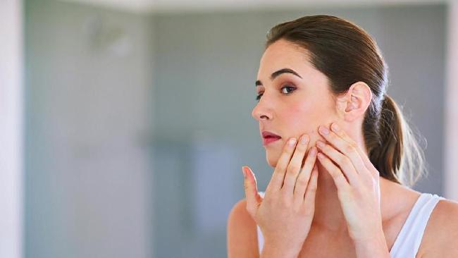 It is not always necessary to use drugs or beauty creams to treat acne during pregnancy. So, here's how to treat acne during at home.